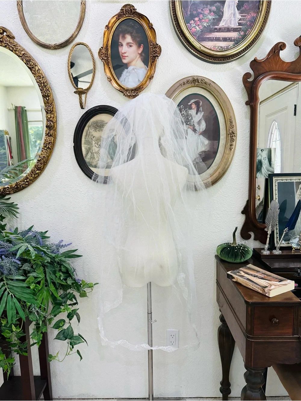 Classic White Lace Bridal Veil with Scalloped Edging